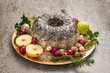 Eine weihnachtlich geschmückte Vogelfuttertorte