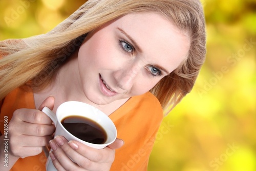 Photo: Junge Frau mit Kaffee Junge Frau mit Kaffee