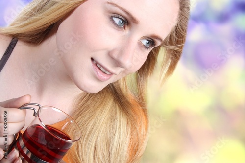 Photo: Junge Frau mit Tee Junge Frau mit Tee