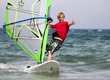 Surfer mit Daumen hoch