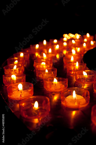 Photo: Viele Lichter vor schwarzem Hintergrund in einer Kirche Viele Lichter vor schwarzem Hintergrund in einer Kirche