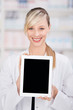 Foto: apothekerin zeigt tablet-pc apothekerin zeigt tablet-pc