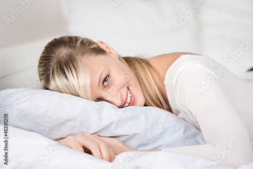 Photo: blonde frau liegt auf dem bett blonde frau liegt auf dem bett