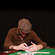 Mann spielt Poker