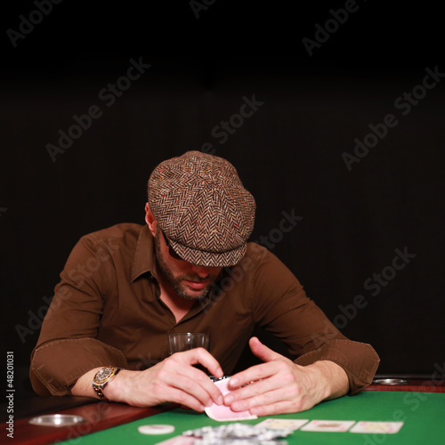 Photo: Mann spielt Poker Mann spielt Poker