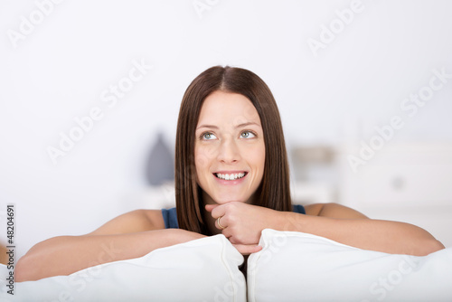 Photo: junge frau auf dem sofa junge frau auf dem sofa