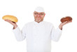 Foto: Bäcker hält zwei Sorten Brot Bäcker hält zwei Sorten Brot
