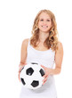 Attraktives Mädchen hält Fußball