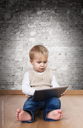 Photo: kind mit tablet kind mit tablet