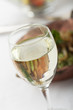 Weißwein und Spinat-Spätzle mit Salat