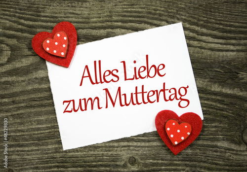 Photo: 2 Klebeherzen mit Karte Muttertag auf Holzbrett 2 Klebeherzen mit Karte Muttertag auf Holzbrett