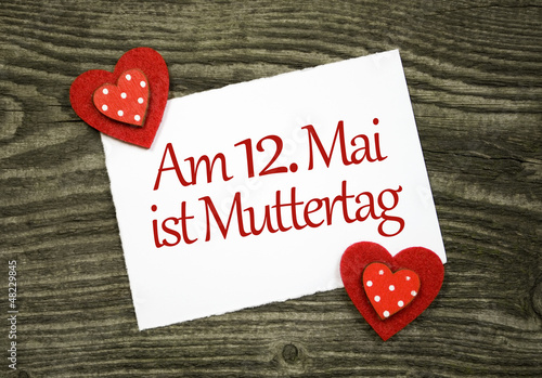 Photo: 2 Klebeherzen mit Karte Muttertag auf Holzbrett 2 Klebeherzen mit Karte Muttertag auf Holzbrett