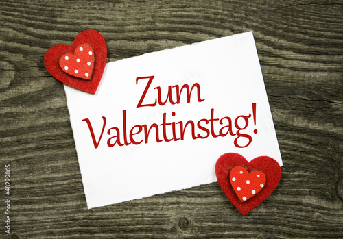Photo: 2 Klebeherzen mit Karte Valenstinstag auf Holzbrett 2 Klebeherzen mit Karte Valenstinstag auf Holzbrett