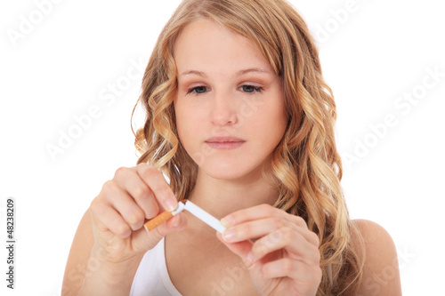 Photo: Attraktive junge Frau knickt Zigarette Attraktive junge Frau knickt Zigarette