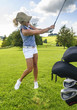 eleganter Abschlag auf dem Fairway