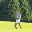 vergnügte Golferin