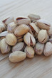 pistacchi su tavolo di legno