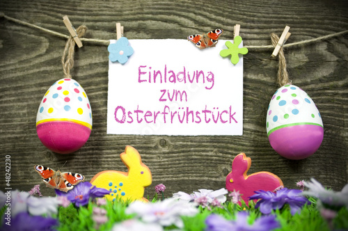 Photo: Ostereieranhänger mit Karte und Osterwiese mit Hasen Ostereieranhänger mit Karte und Osterwiese mit Hasen