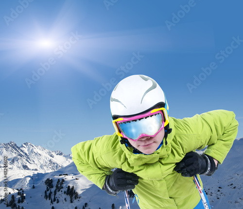Photo: Junger Skifahrer mit Skibrille vor Bergpanorama Junger Skifahrer mit Skibrille vor Bergpanorama