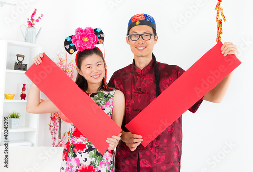 Photo: Asian people Showing red spring couplets Asian people Showing red spring couplets