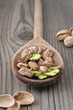 Foto: Pistacchi nel cucchiaio di legno Pistacchi nel cucchiaio di legno