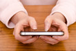 Daumen tippen auf einem Smartphone