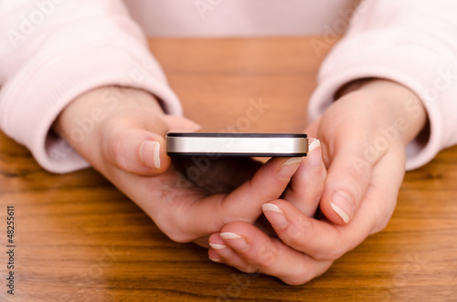 Photo: Hände einer Frau halten ein Smartphone Hände einer Frau halten ein Smartphone