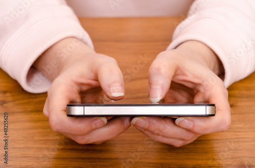 Photo: Daumen tippen auf einem Smartphone Daumen tippen auf einem Smartphone