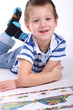 Kind mit Puzzle 2