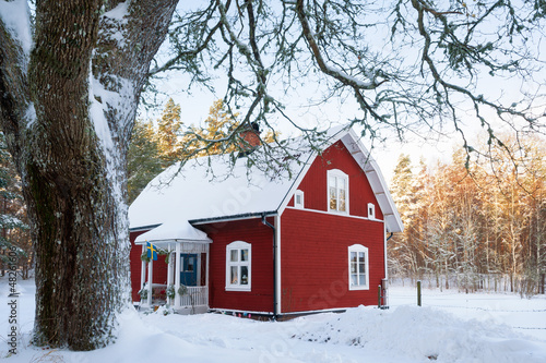 Photo: Rotes Holzhaus im winterlichen Schweden Rotes Holzhaus im winterlichen Schweden
