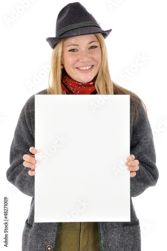 Photo: Junge Frau in bayrischer Kleidung hält leeres Schild Junge Frau in bayrischer Kleidung hält leeres Schild