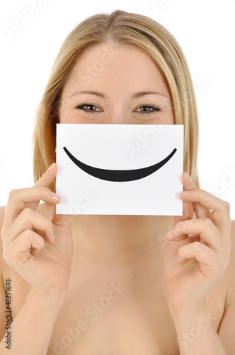 Photo: Junge Frau mit Smiley-Schild Junge Frau mit Smiley-Schild