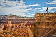 Homme au bord du canyon - Bryce Canyon, Utah, USA