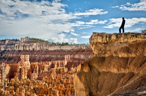 Photo: Homme au bord du canyon - Bryce Canyon, Utah, USA Homme au bord du canyon - Bryce Canyon, Utah, USA