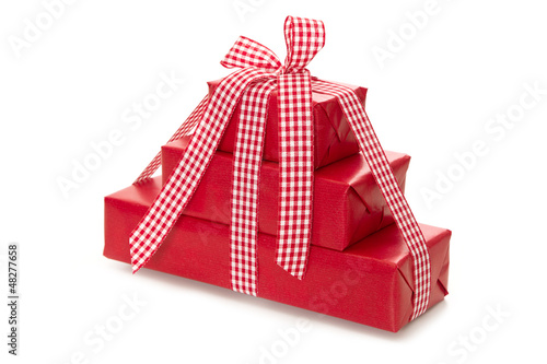 Photo: Rote Geschenke isoliert in rot-kariert Rote Geschenke isoliert in rot-kariert