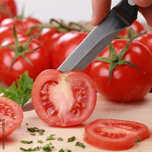Photo: Essen zubereiten: Tomate schneiden Essen zubereiten: Tomate schneiden