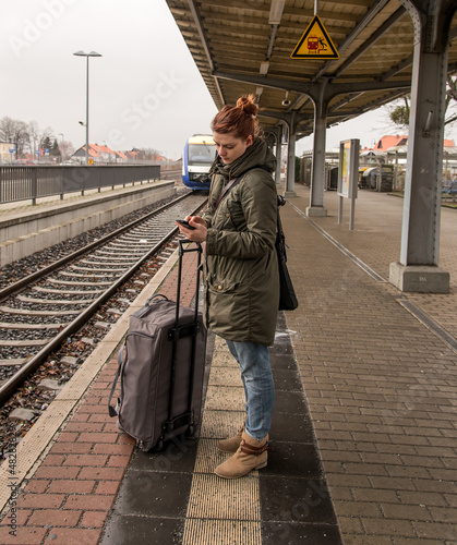 Photo: Junge Frau wartet auf den Zug Junge Frau wartet auf den Zug