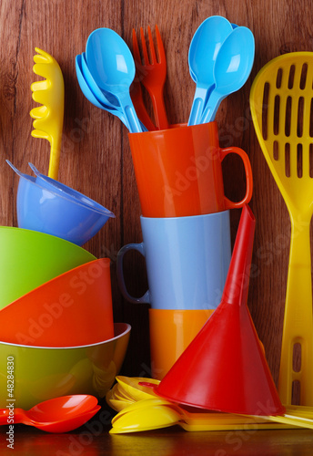 Photo: utensili da cucina in plastica colorati utensili da cucina in plastica colorati