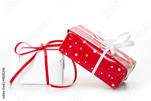 Photo: Geschenke in Rot und Weiß verpackt isoliert Geschenke in Rot und Weiß verpackt isoliert