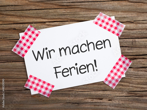 Photo: Klebestreifenzettel auf Holz WIR MACHEN FERIEN! Klebestreifenzettel auf Holz WIR MACHEN FERIEN!