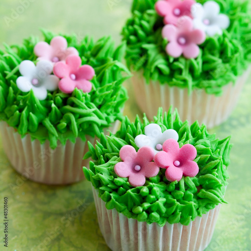 Photo: Flower garden cupcakes Flower garden cupcakes