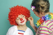 Kinder verkleiden und schminken sich im Fasching