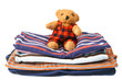 Kinderteddy sitzt auf Wäsche
