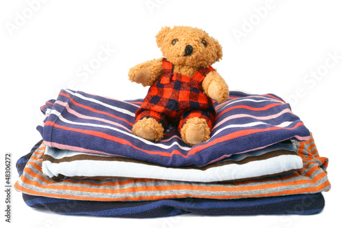 Photo: Kinderteddy sitzt auf Wäsche Kinderteddy sitzt auf Wäsche