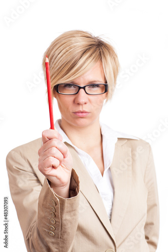 Photo: Frau mit ernstem Blick und Rotstift Frau mit ernstem Blick und Rotstift