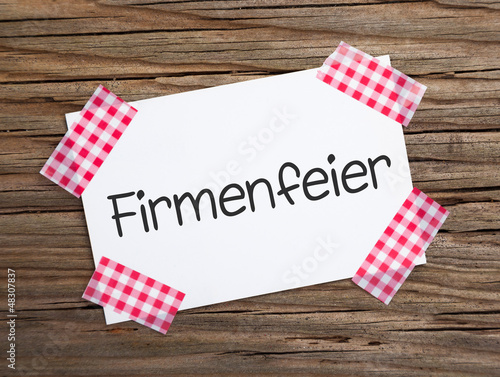 Photo: Klebestreifenzettel auf Holz FIRMENFEIER! Klebestreifenzettel auf Holz FIRMENFEIER!