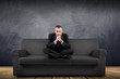 manager seduto sul divano