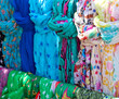 Marktstand mit Angebot farbiger Stoffe