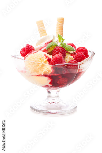 Photo: Eisbecher mit Vanilleeis und Himbeeren Eisbecher mit Vanilleeis und Himbeeren