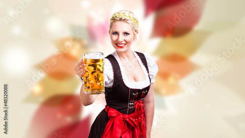 Photo: junge blonde Frau im Dirndl junge blonde Frau im Dirndl